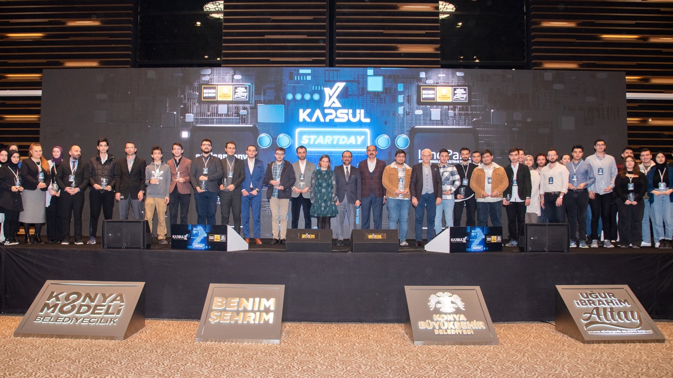 Başkan Altay’dan Selçuk Üniversitesi takımlarına plaket